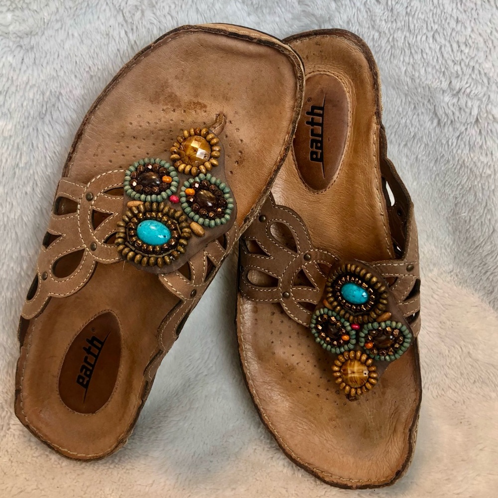 Earth Freesia Leather Embellished Thong Sandal Sz7